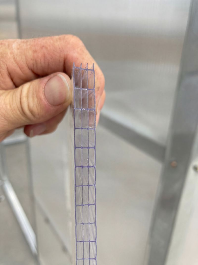 6mm 4-layer polycarbonate panel cross-section showing insulating air channels