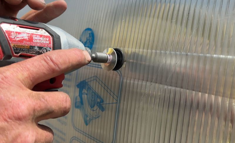 Self-drilling screws with gasketed washers for mounting polycarbonate panels